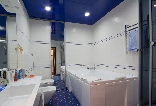 синий глянцевый потолок в ванной