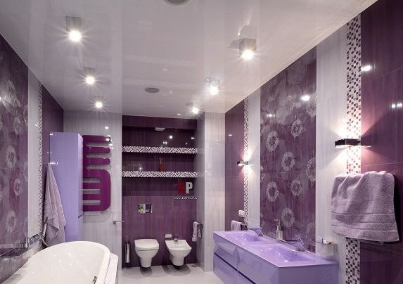 светлый глянцевый потолок в ванной