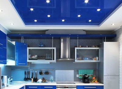 Синий натяжной потолок в кухне
